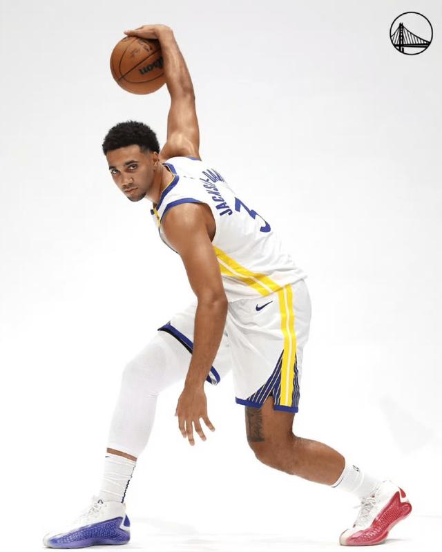 富德后防线表现低迷，防守漏洞频出的简单介绍