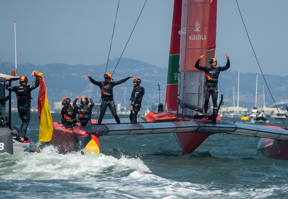 新西兰帆船队斩获金牌,庆祝胜利 新西兰帆船队斩获金牌,庆祝胜利