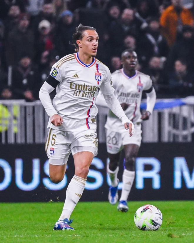 里尔俱乐部的后卫因紧急事务缺席比赛