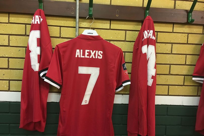 尼斯球员抢七号球衣,争夺主力位置 尼斯球员抢七号球衣,争夺主力位置