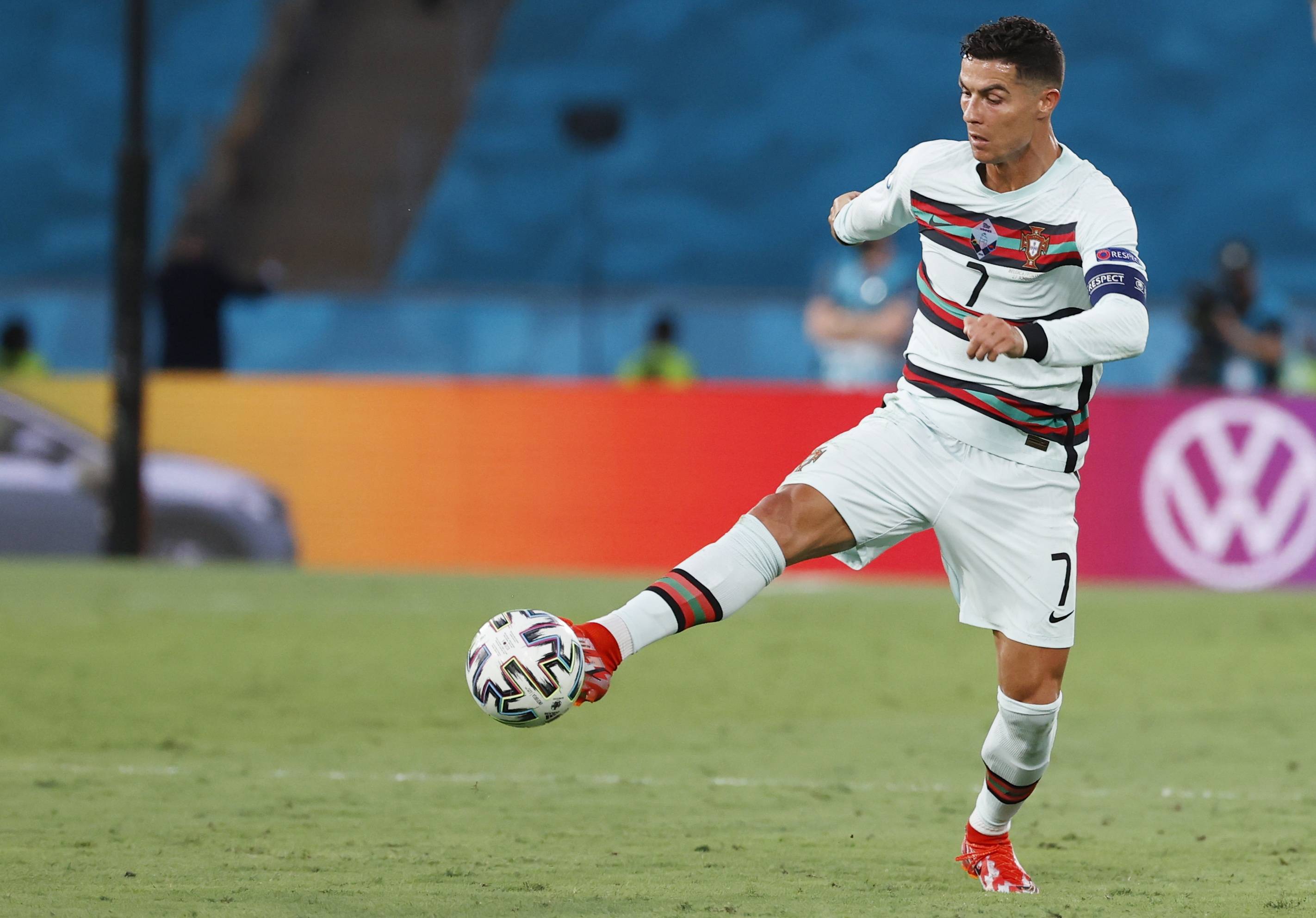 FB体育娱乐-比利时队成功晋级欧锦赛，迈向胜利之路