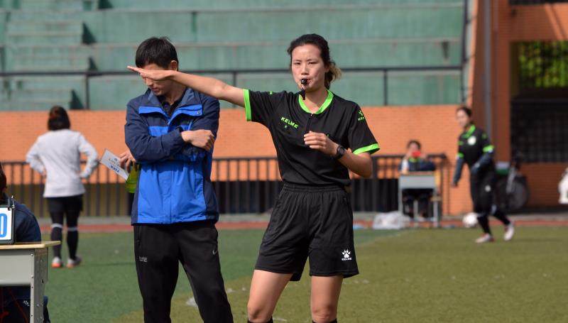 FB体育APP-精彩足球对决：女运动员斗智斗勇的简单介绍