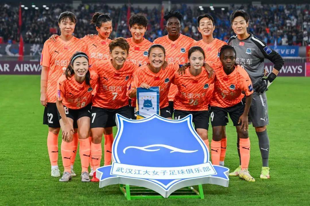 包含足坛风云：女足比赛球员荣誉斩获的词条