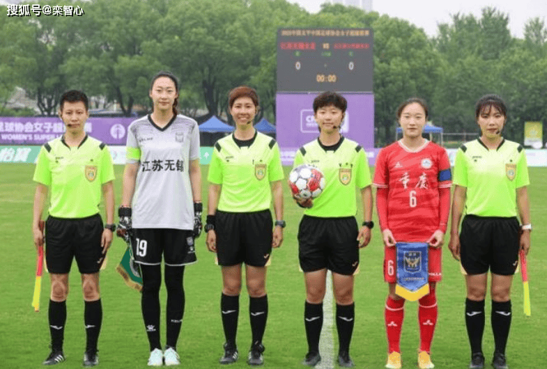 包含足坛风云：女足比赛球员荣誉斩获的词条