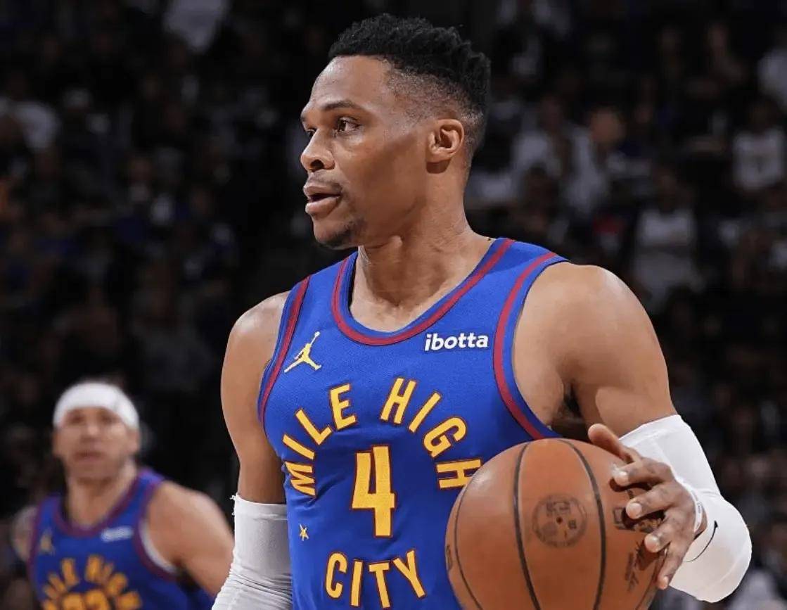 雷霆队前锋状态回升,领队实现逆袭 雷霆队前锋状态回升,领队实现逆袭