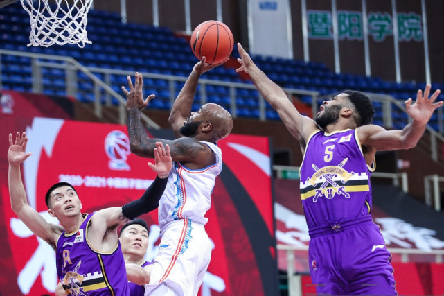 雷霆队前锋状态回升,领队实现逆袭 雷霆队前锋状态回升,领队实现逆袭