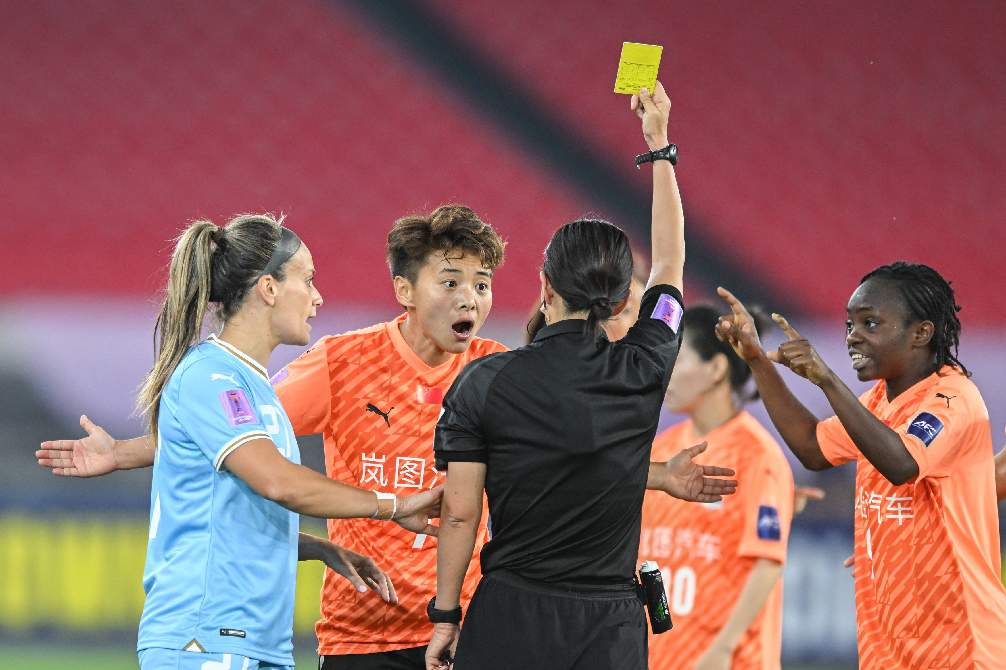 英勇无畏:女足比赛球员顶住压力的简单介绍 英勇无畏:女足比赛球员顶住压力的简单介绍