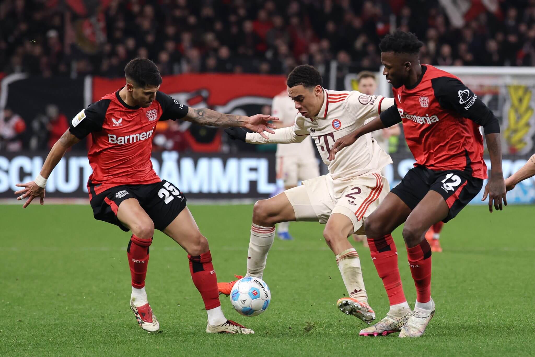 豪门对决引起球迷狂热双方精彩表现令人赞叹的简单介绍 豪门对决引起球迷狂热双方精彩表现令人赞叹的简单介绍