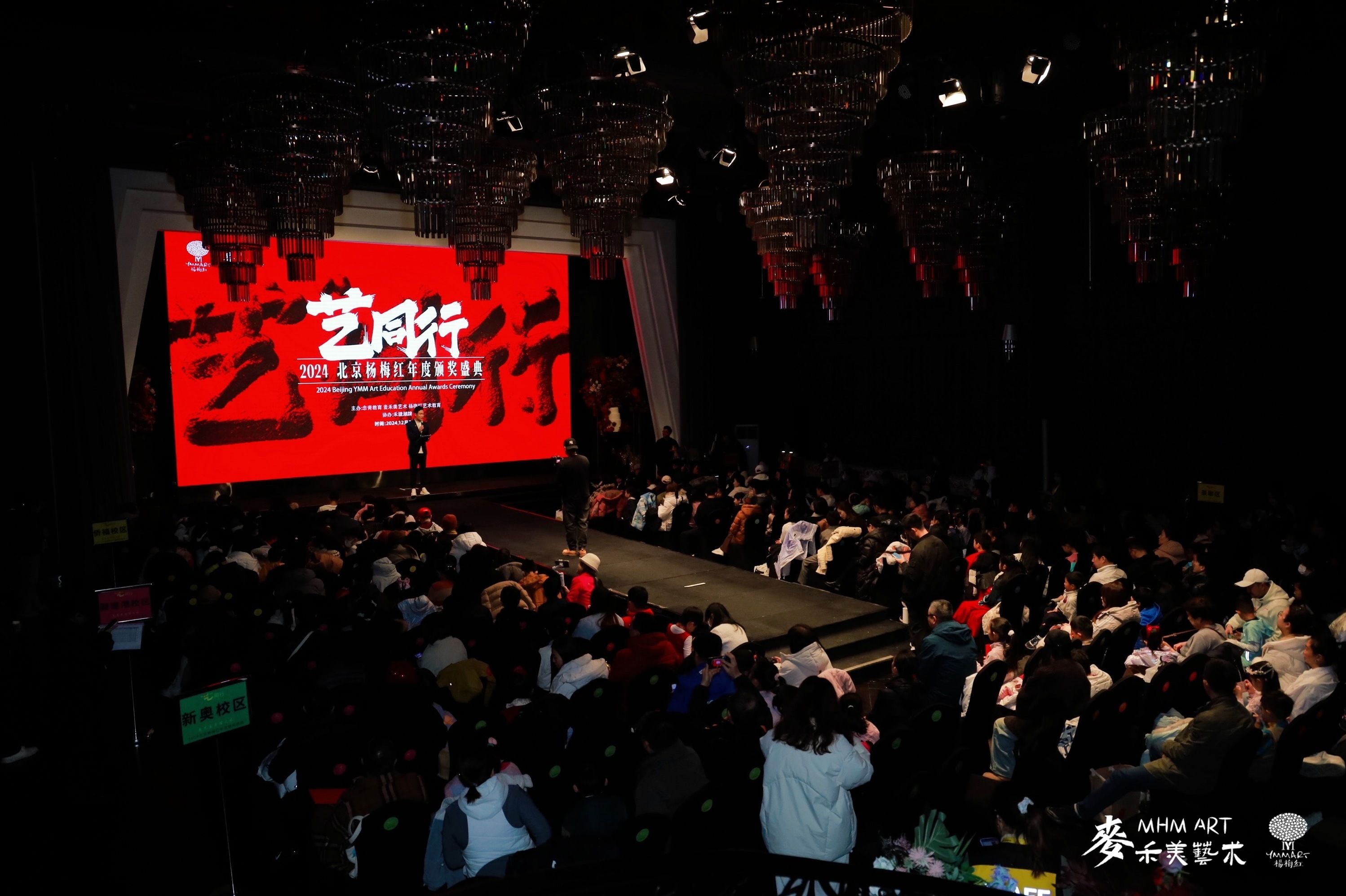 精湛技艺展现,观众赞叹不已 精湛技艺展现,观众赞叹不已