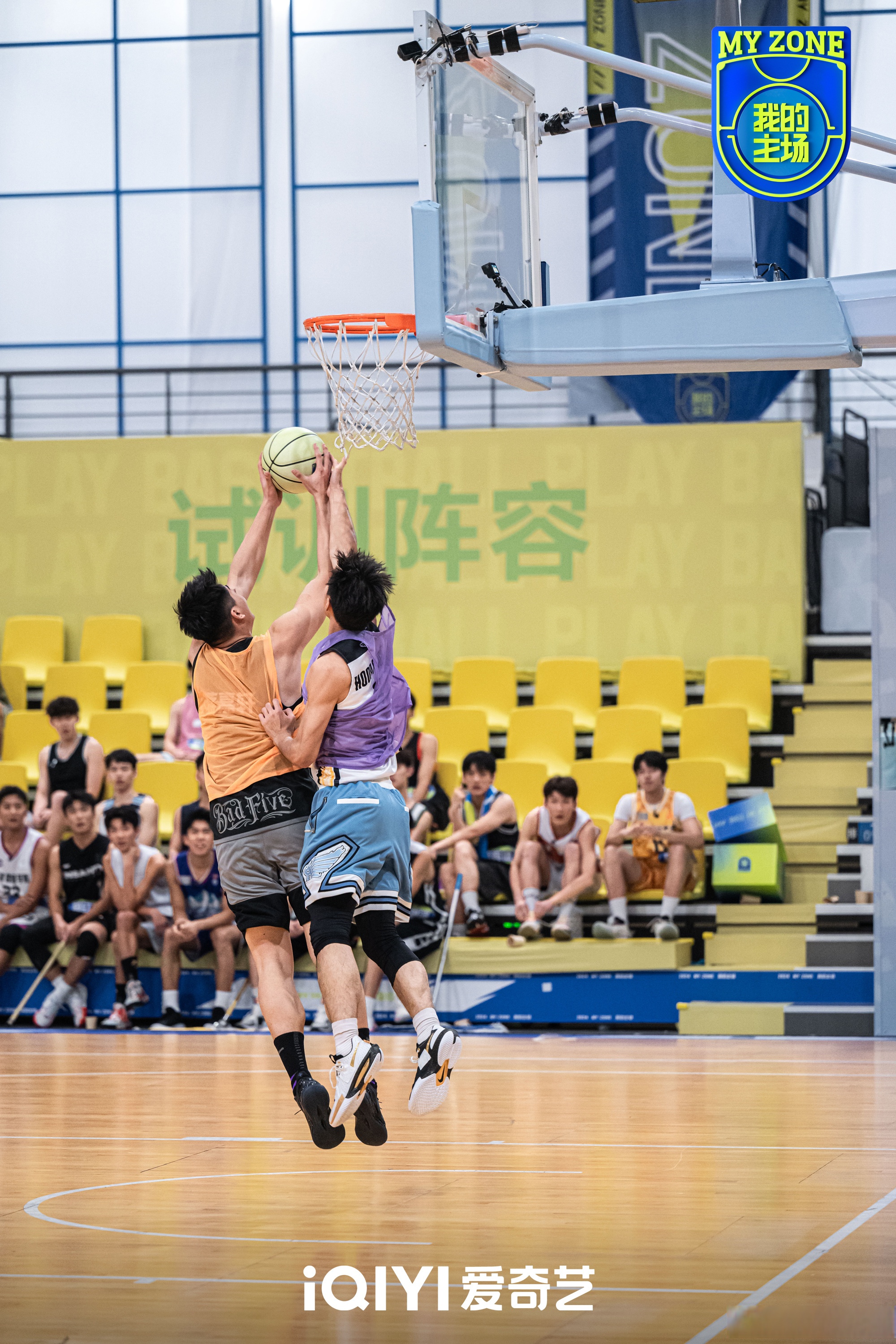 球场上的精彩对抗让人心潮澎湃,胜负难料的简单介绍 球场上的精彩对抗让人心潮澎湃,胜负难料的简单介绍