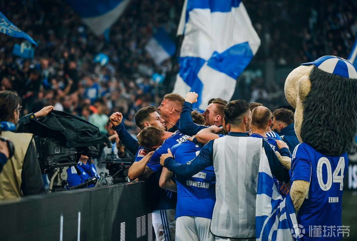 沙尔克主场迎来一场惨败,保级形势严峻.的简单介绍 沙尔克主场迎来一场惨败,保级形势严峻.的简单介绍