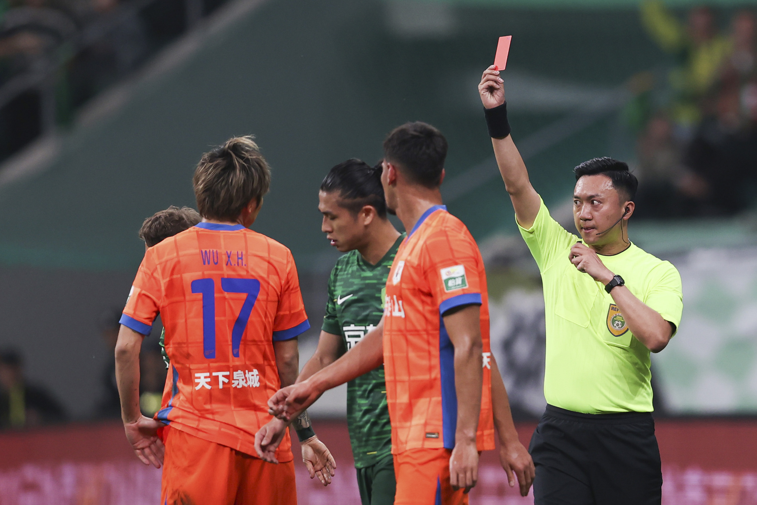 北京中赫国安迎战山东泰山,争夺宝贵的三分 北京中赫国安迎战山东泰山,争夺宝贵的三分