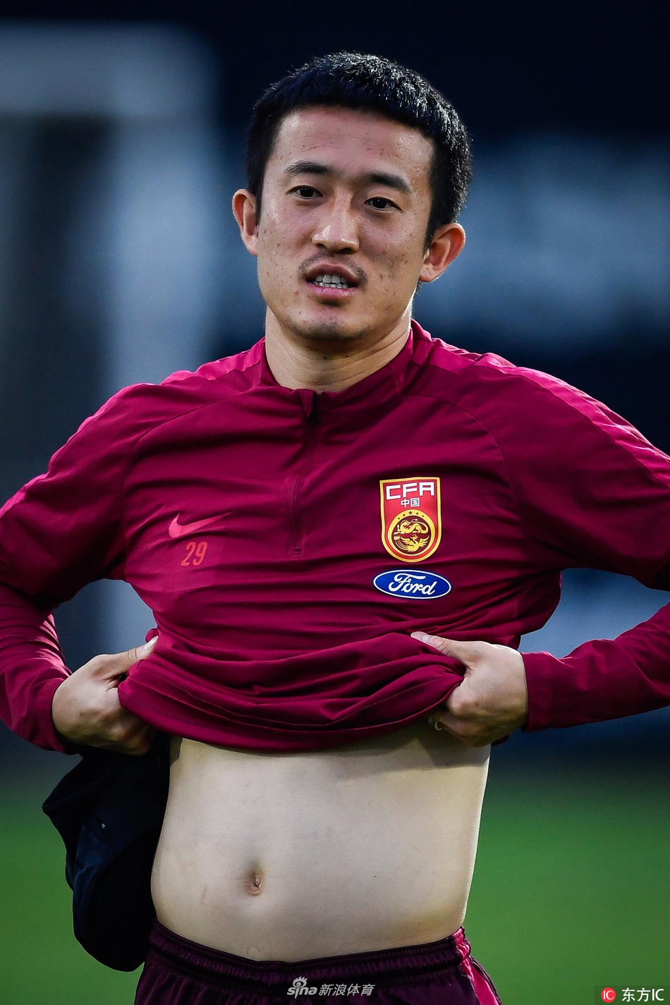 权健主帅帕切科战前训练表情严肃备战 权健主帅帕切科战前训练表情严肃备战