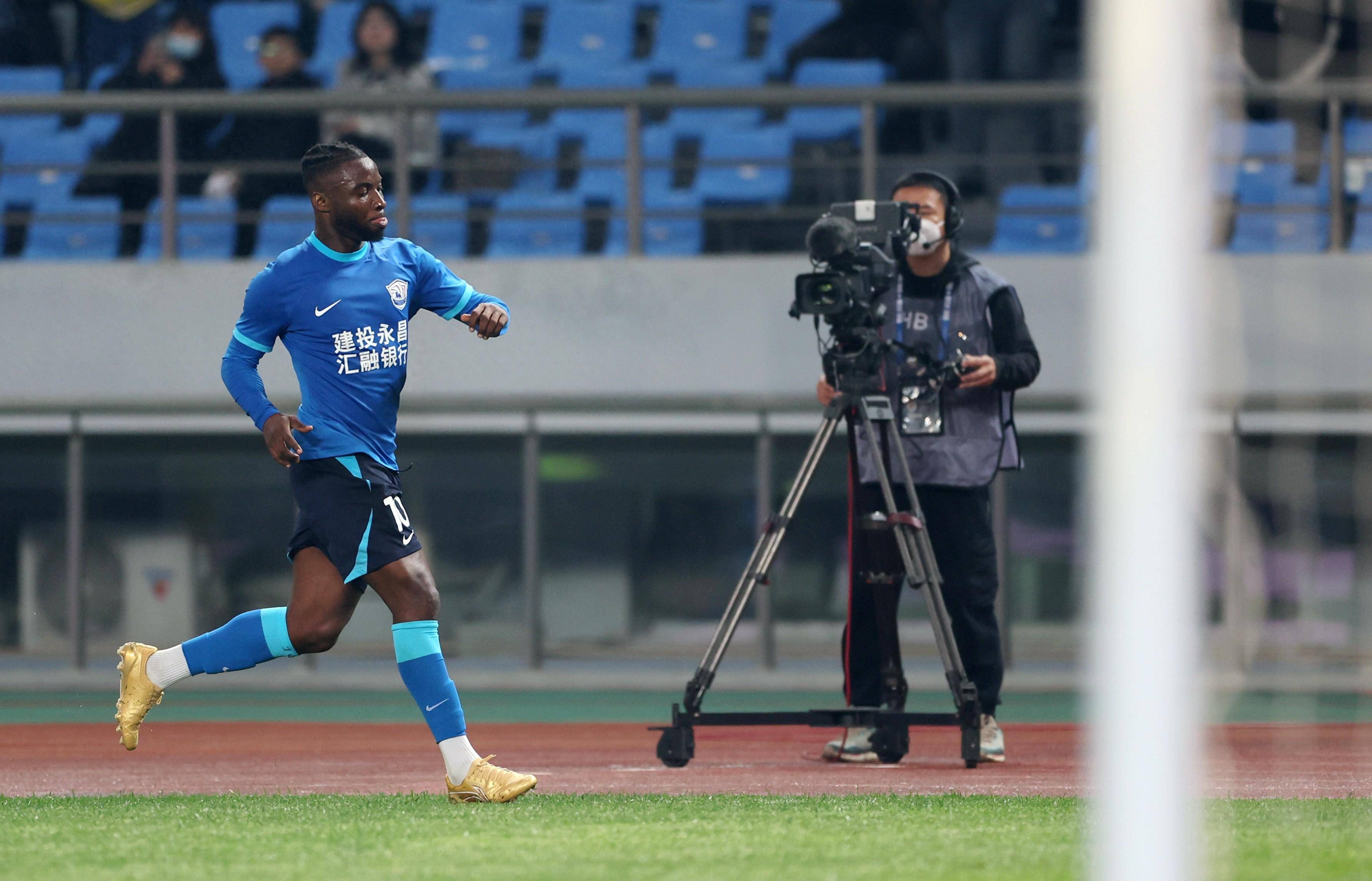 雄狮主场战胜对手,继续稳坐前列 雄狮主场战胜对手,继续稳坐前列