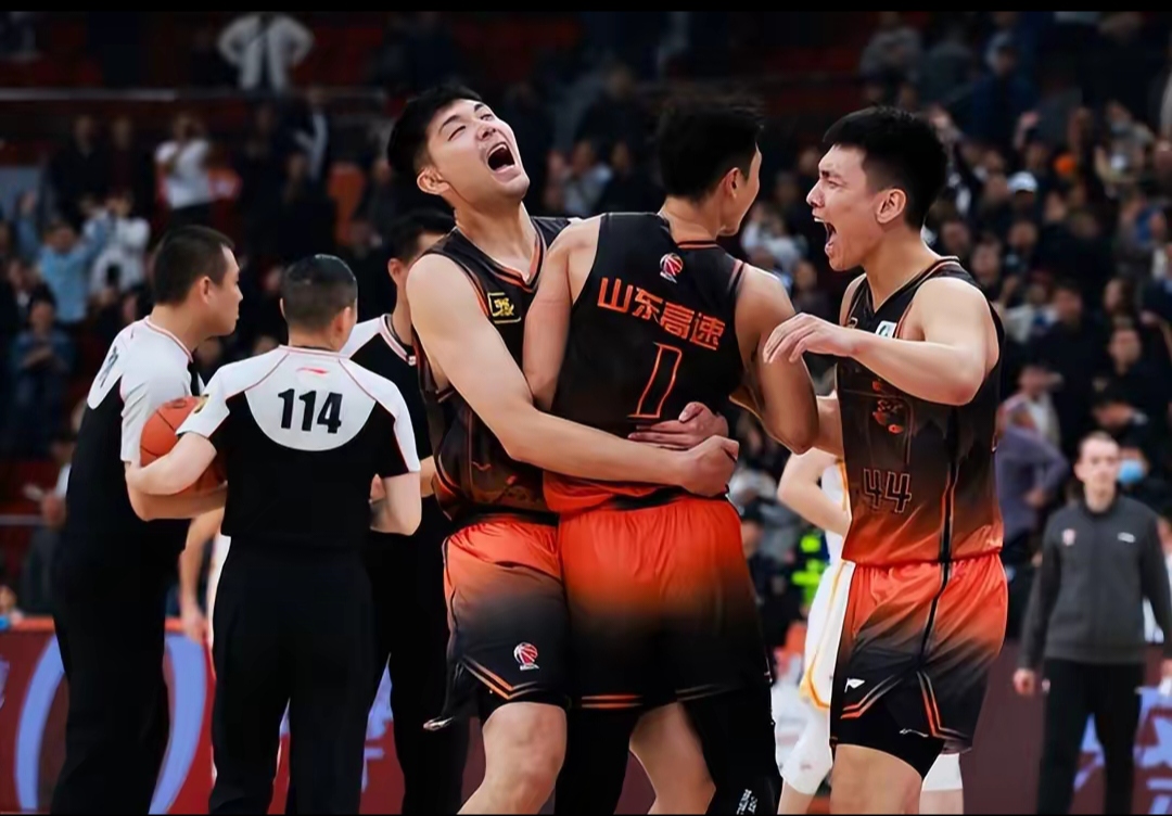 两队实力均衡,比赛结果悬念重重 两队实力均衡,比赛结果悬念重重