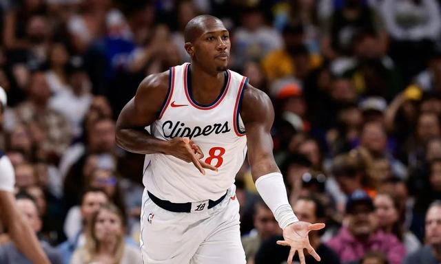 球员投入全力,比赛状态火爆 球员投入全力,比赛状态火爆