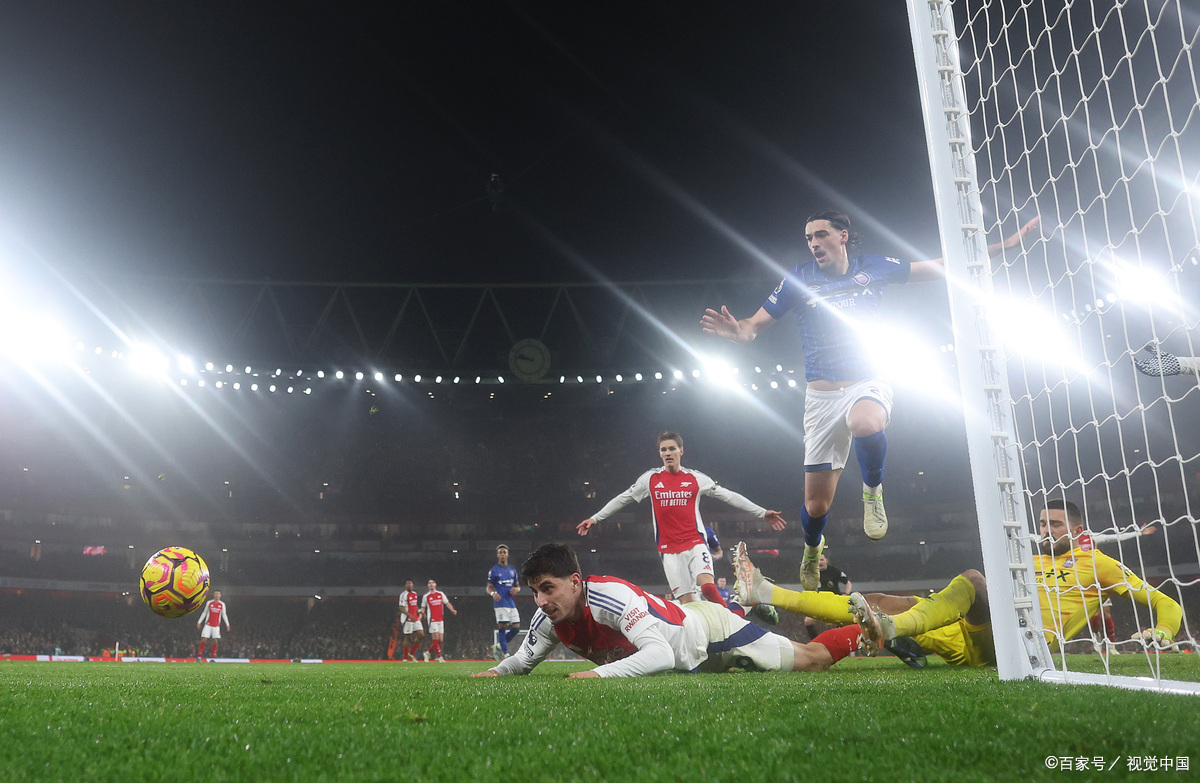 球员投入全力,比赛状态火爆 球员投入全力,比赛状态火爆