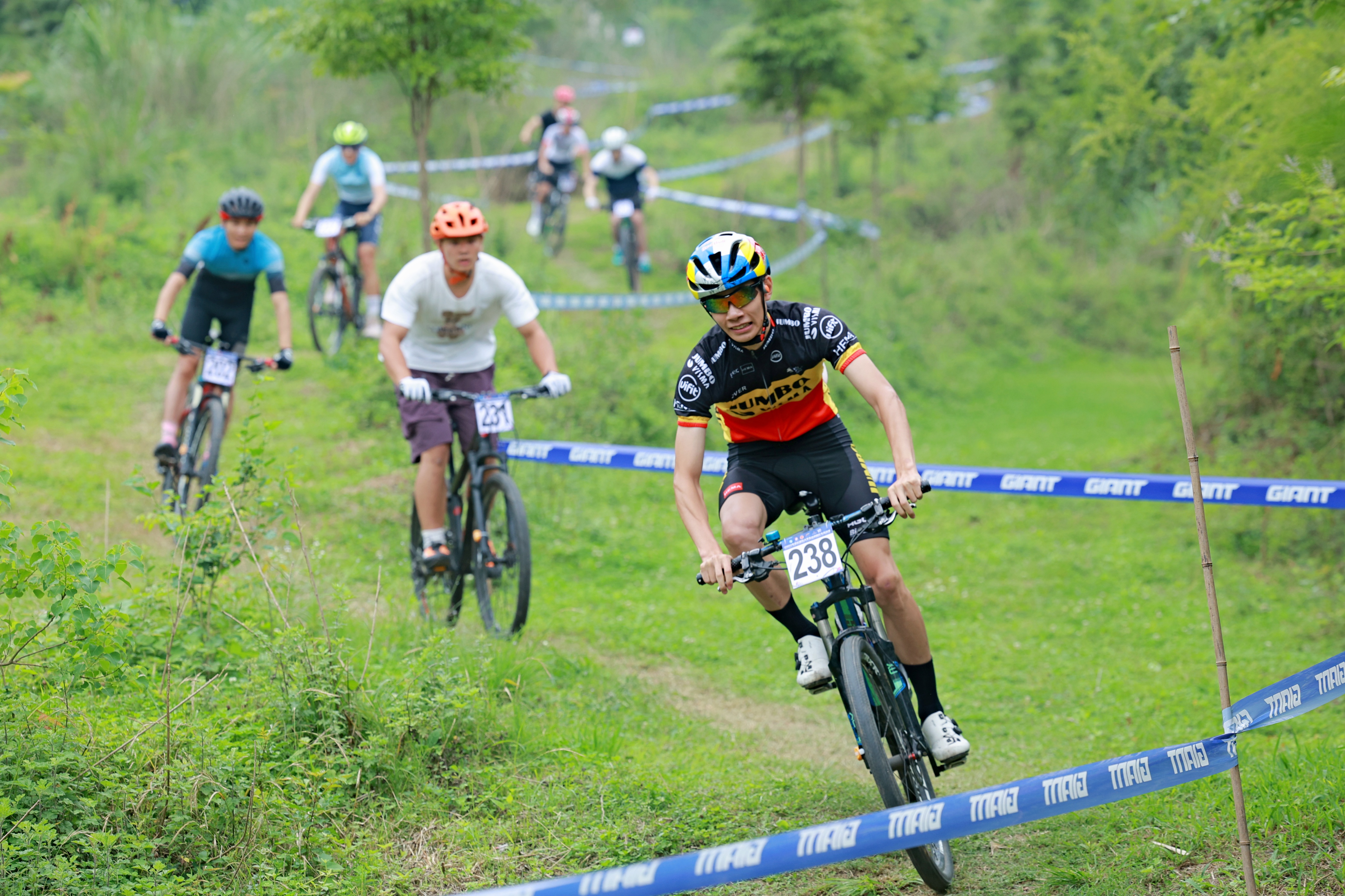 自行车山地赛选手成功卫冕 自行车山地赛选手成功卫冕