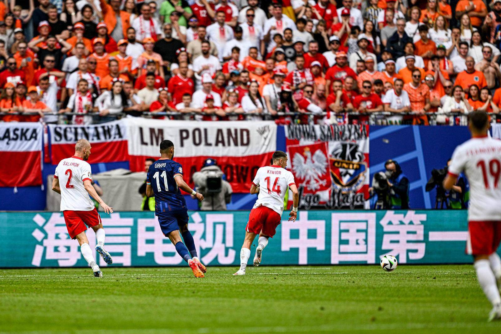 荷兰队客场惨败,前景堪忧欧洲冠军联赛 荷兰队客场惨败,前景堪忧欧洲冠军联赛