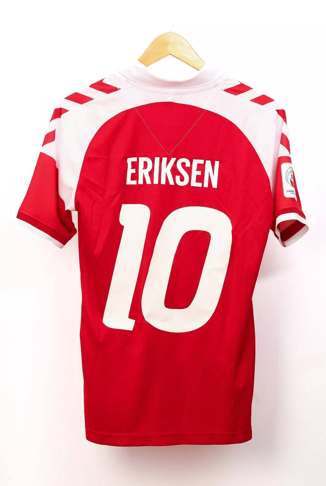 红色战袍闪亮登场,足球比赛掀起热潮 红色战袍闪亮登场,足球比赛掀起热潮