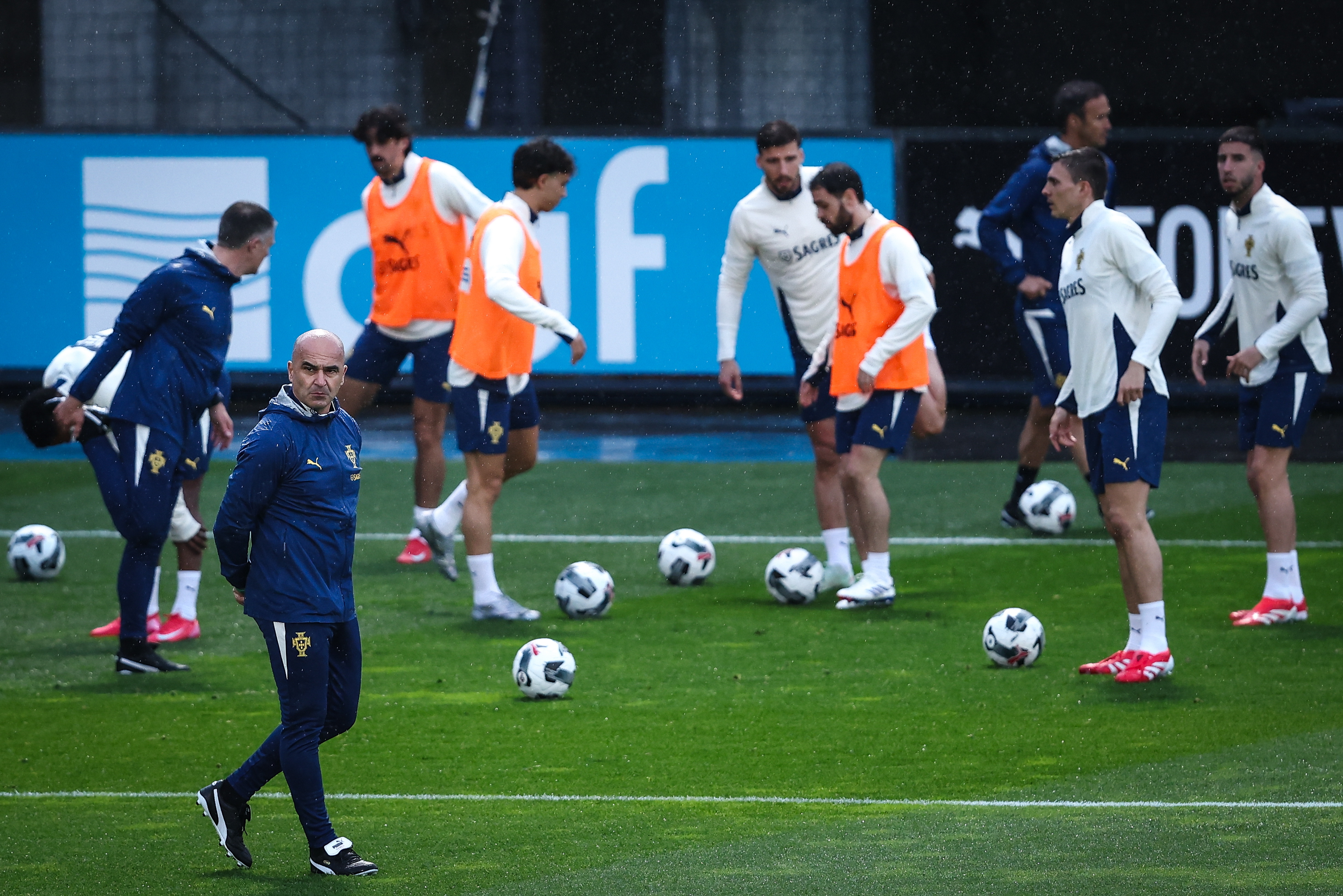 包含葡萄牙神兵突袭,晋级欧国联半决赛的词条 包含葡萄牙神兵突袭,晋级欧国联半决赛的词条