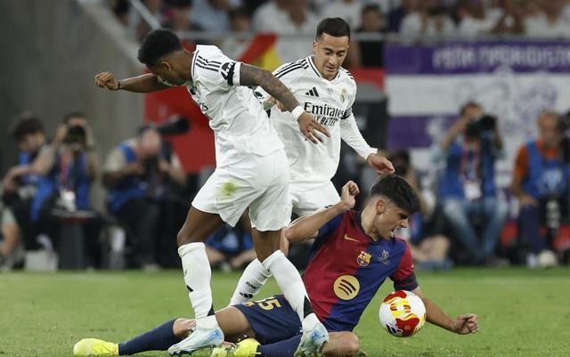 皇家马德里中场球员完成一次精彩助攻 皇家马德里中场球员完成一次精彩助攻