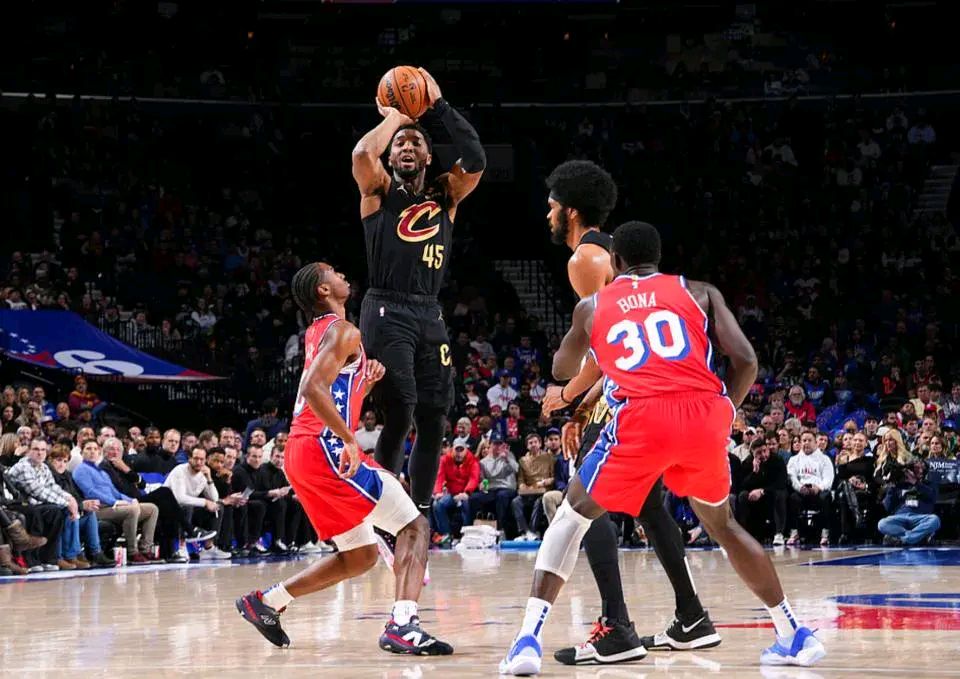 FB体育注册网址-骑士临危不惧，击败勇士挽回总决赛颓势