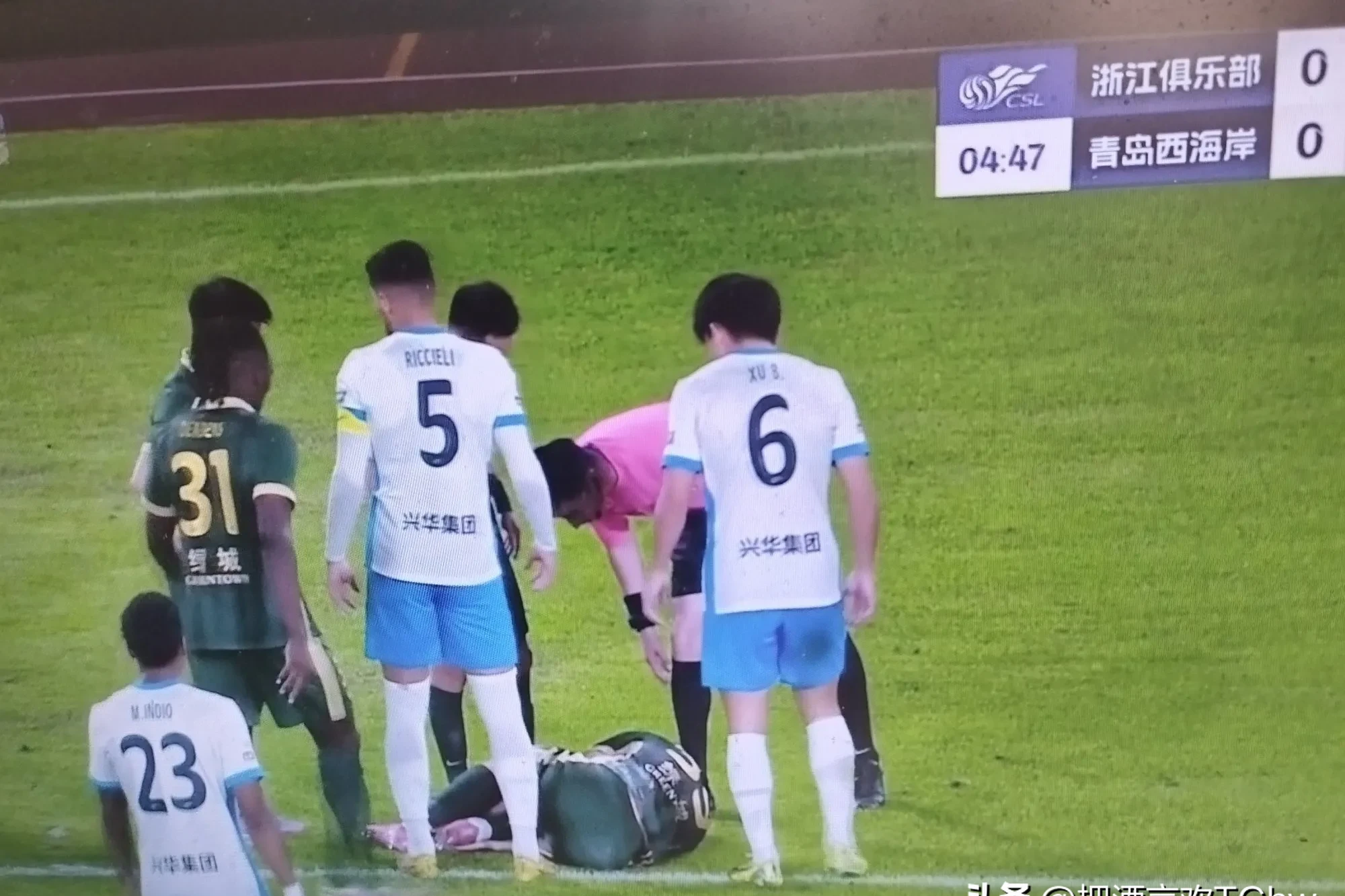 运动员受伤坚持比赛,引发泪目观众 运动员受伤坚持比赛,引发泪目观众