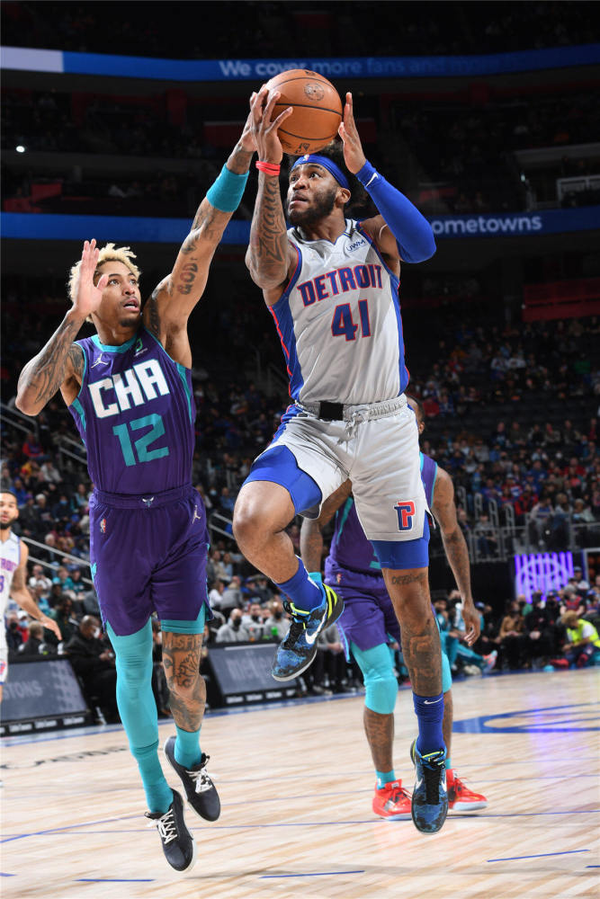 活塞主场大胜黄蜂,全队复出 活塞主场大胜黄蜂,全队复出