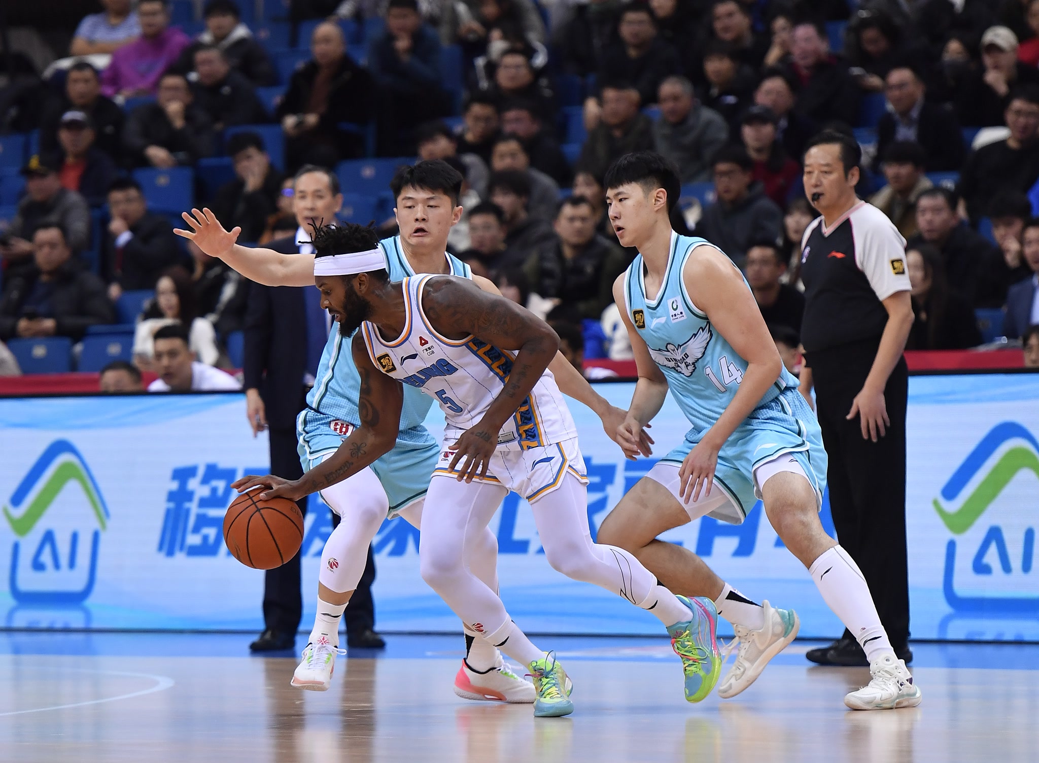 青岛男篮夺回胜利,全队欢呼 青岛男篮夺回胜利,全队欢呼