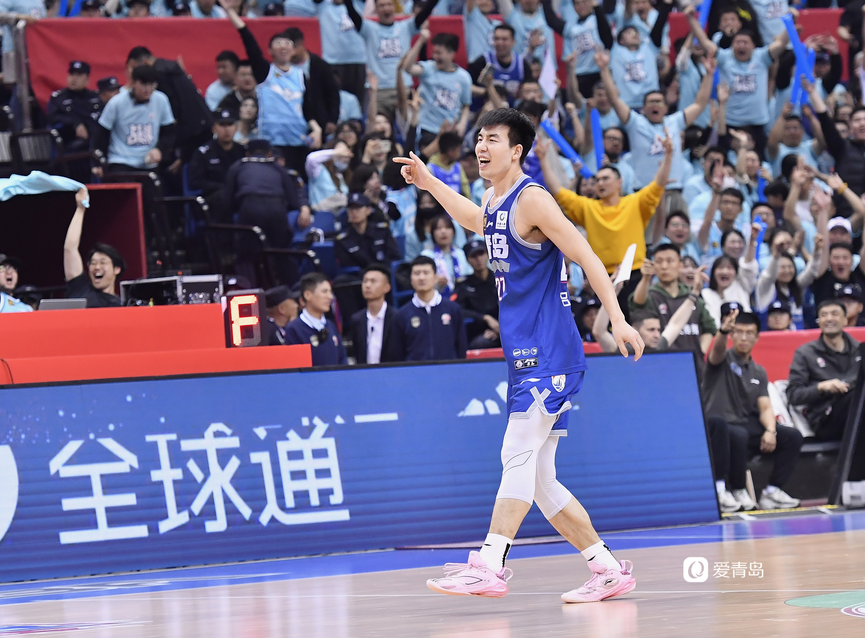 青岛男篮夺回胜利,全队欢呼 青岛男篮夺回胜利,全队欢呼