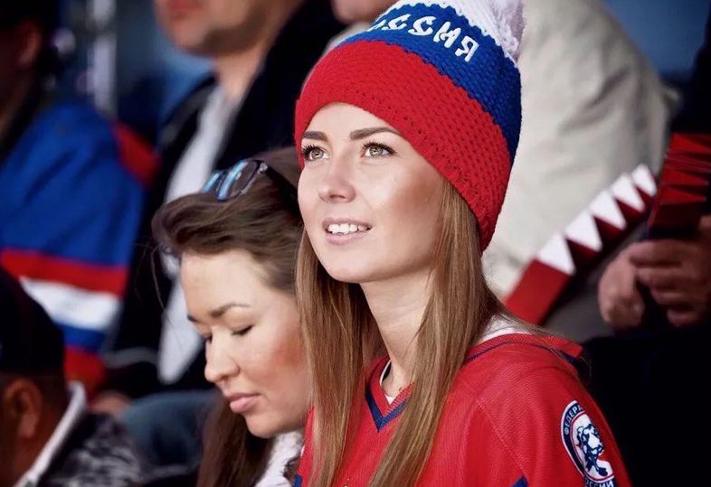 曼联女球迷欧冠派对,精彩表演吸睛 曼联女球迷欧冠派对,精彩表演吸睛