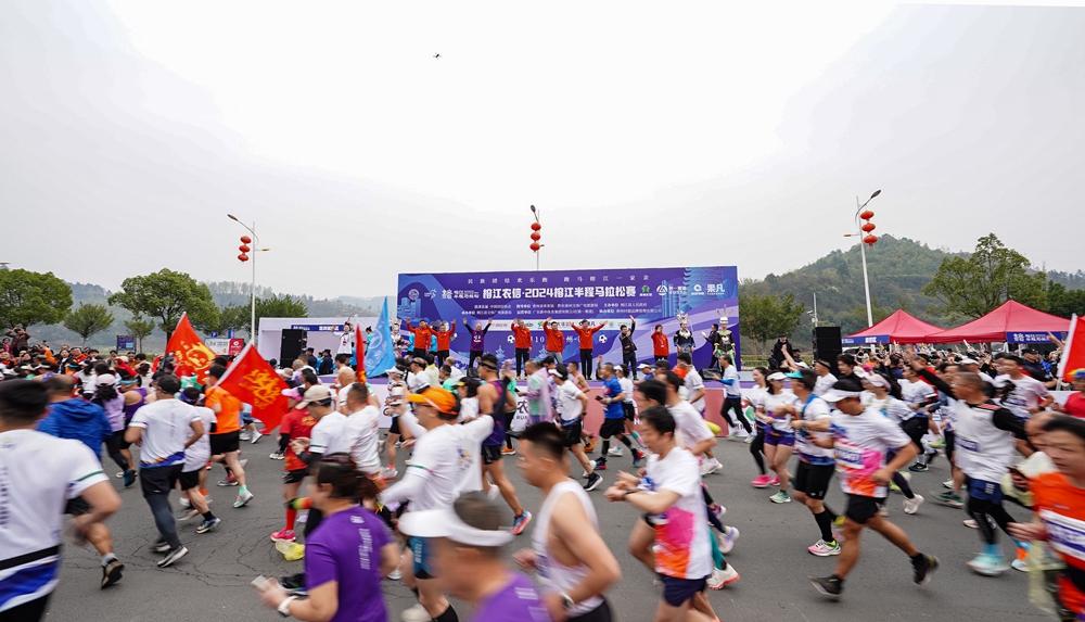 场上火花四溅!马拉松比赛惊险拉开序幕 场上火花四溅!马拉松比赛惊险拉开序幕