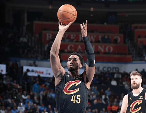 爵士逆转快船,米切尔砍下35分 爵士逆转快船,米切尔砍下35分