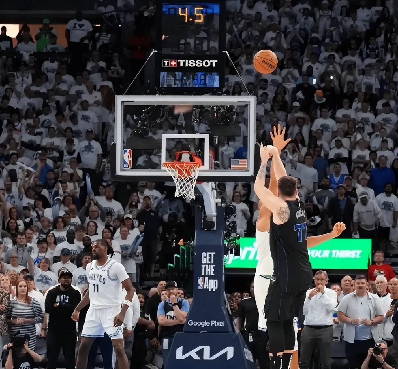 独行侠擒勇士,卢卡超远三分绝杀 独行侠擒勇士,卢卡超远三分绝杀