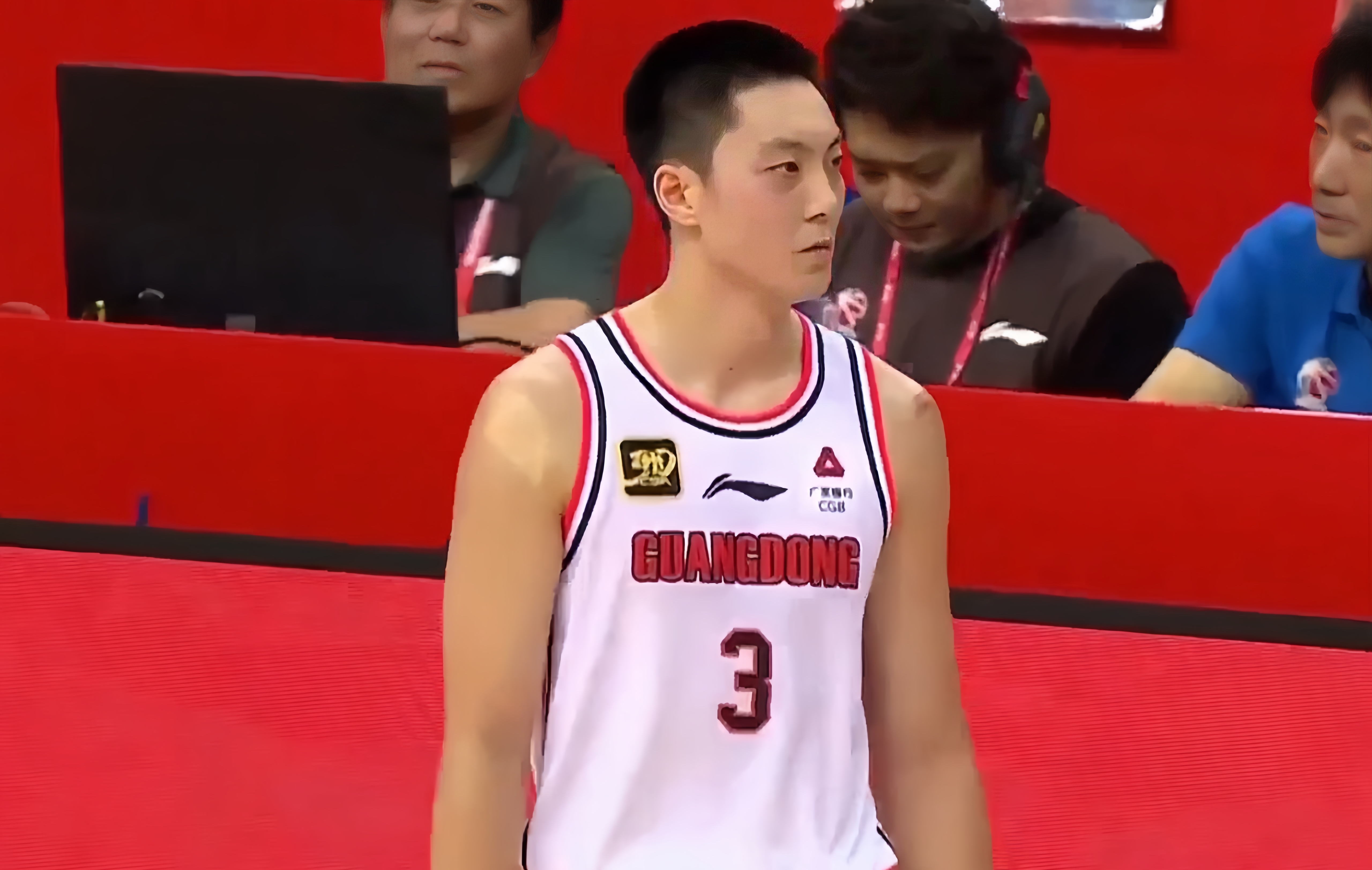 广东宏远大胜深圳男篮,继续领跑CBA积分榜 广东宏远大胜深圳男篮,继续领跑CBA积分榜