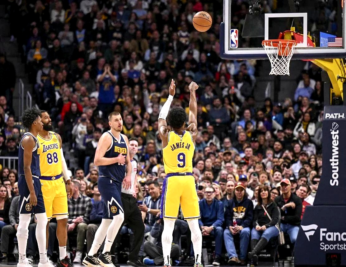 马刺客场大胜湖人迎来复仇