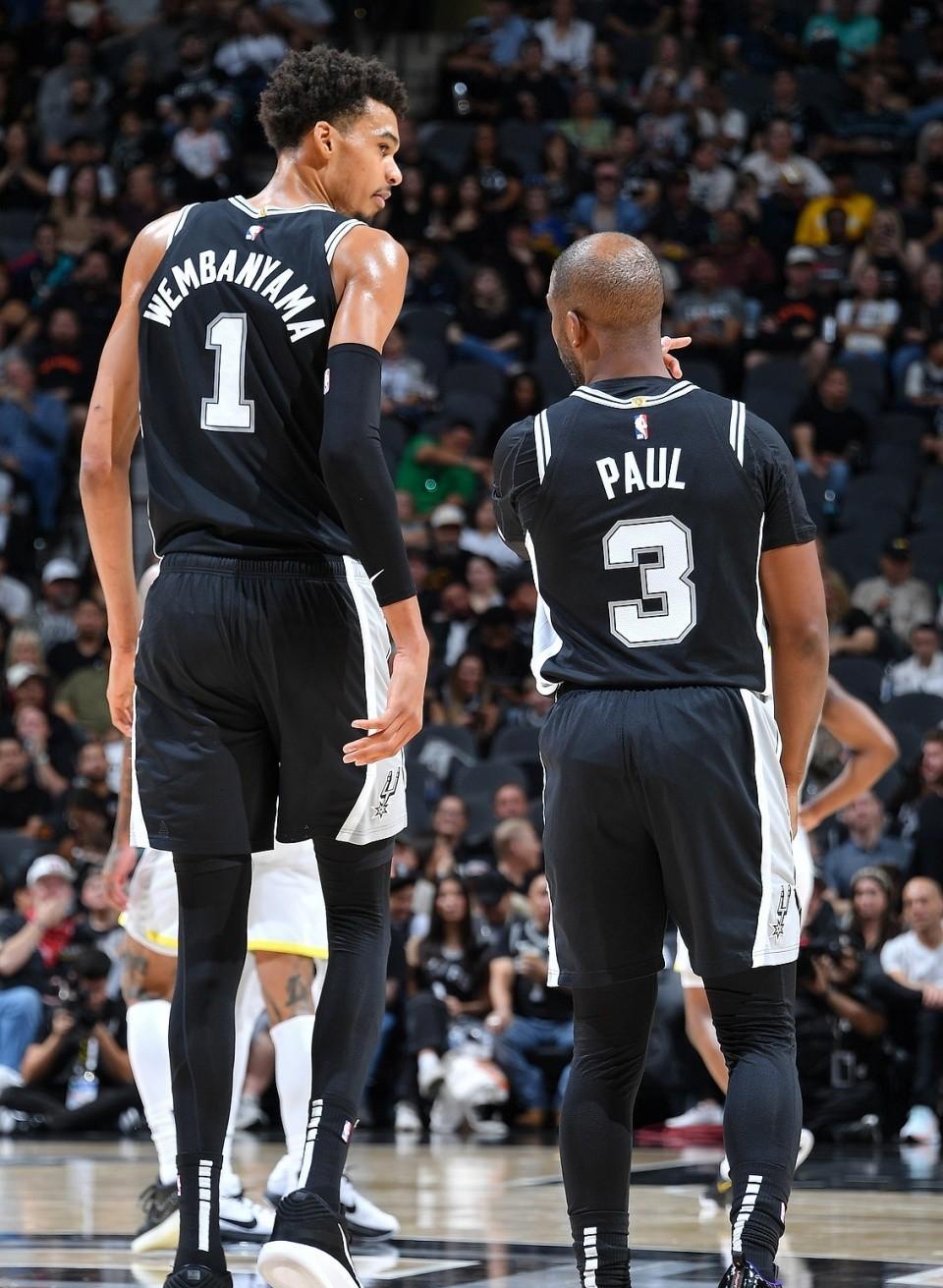 FB体育下载-雄鹿逆转马刺，保持胜势